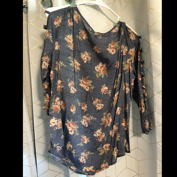 Flower blouse with arm cutout details. - Picture 2 of 4